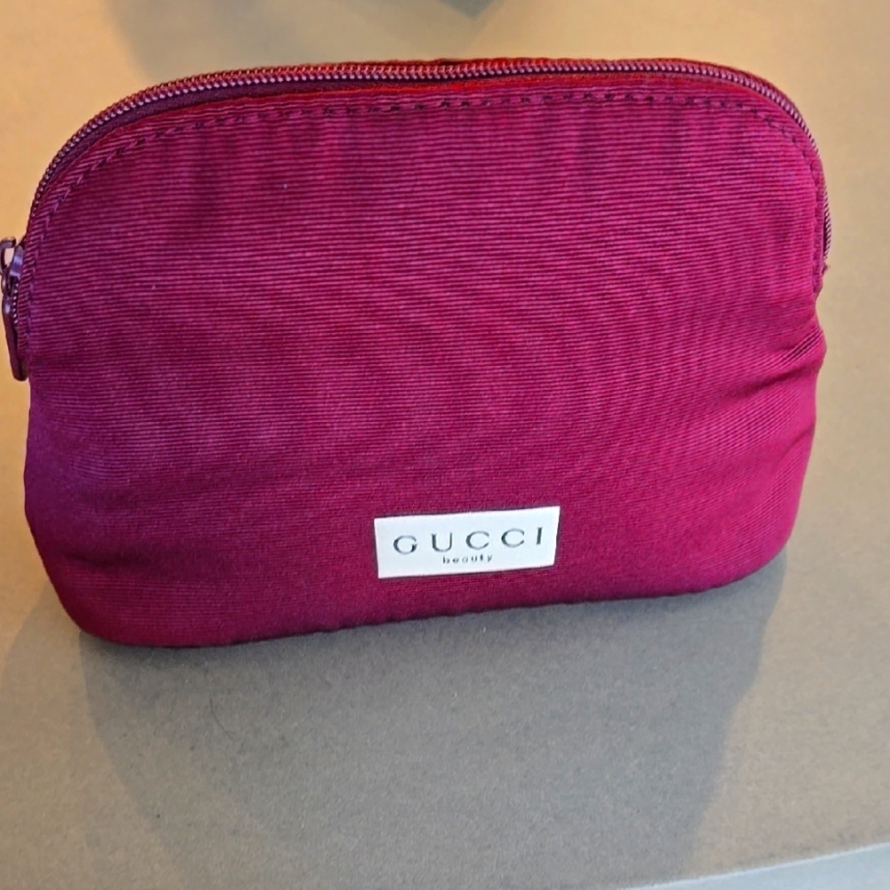 New Never Used Gucci Beauty Cosmetic Bag Burgdany Red Bag & Pink Interior